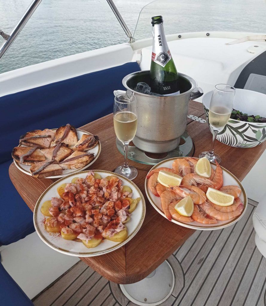 Gambas, pulpo, anchoas y cava